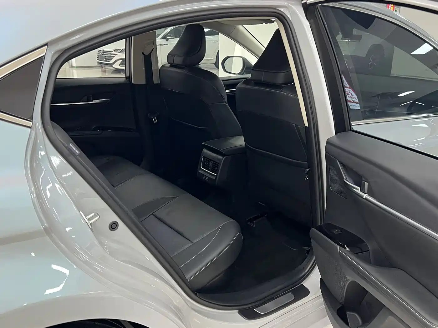 Toyota Camry 2024 Hybrid 2.0HG Premium Edition фото 12