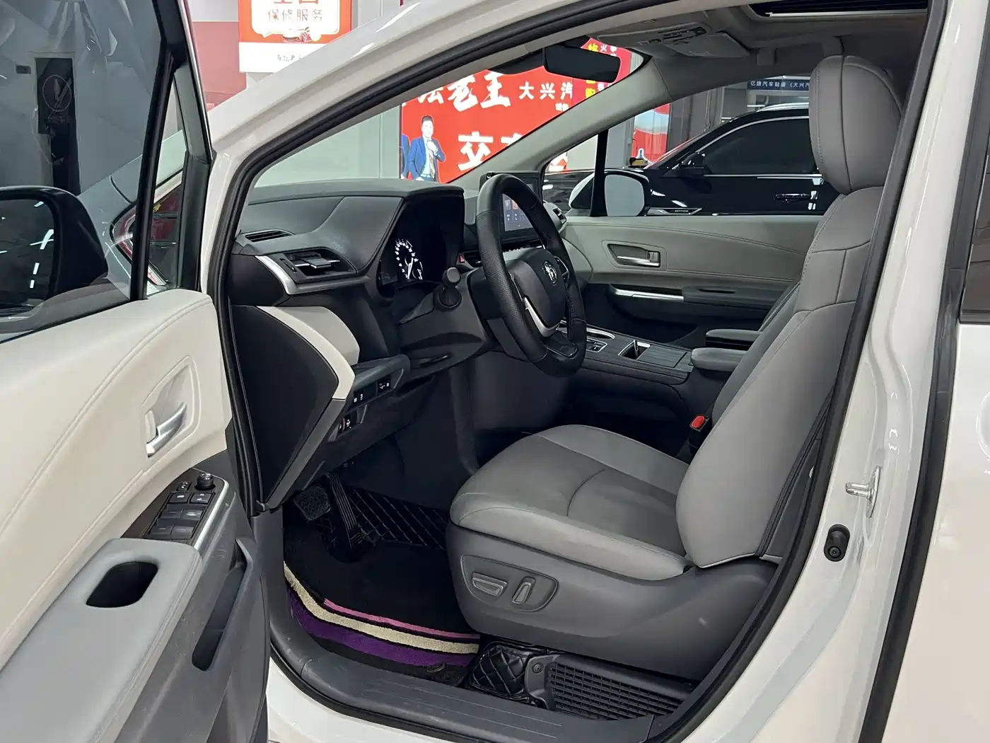 Toyota Sienna 2023 2.5L Hybrid Luxury Edition фото 4