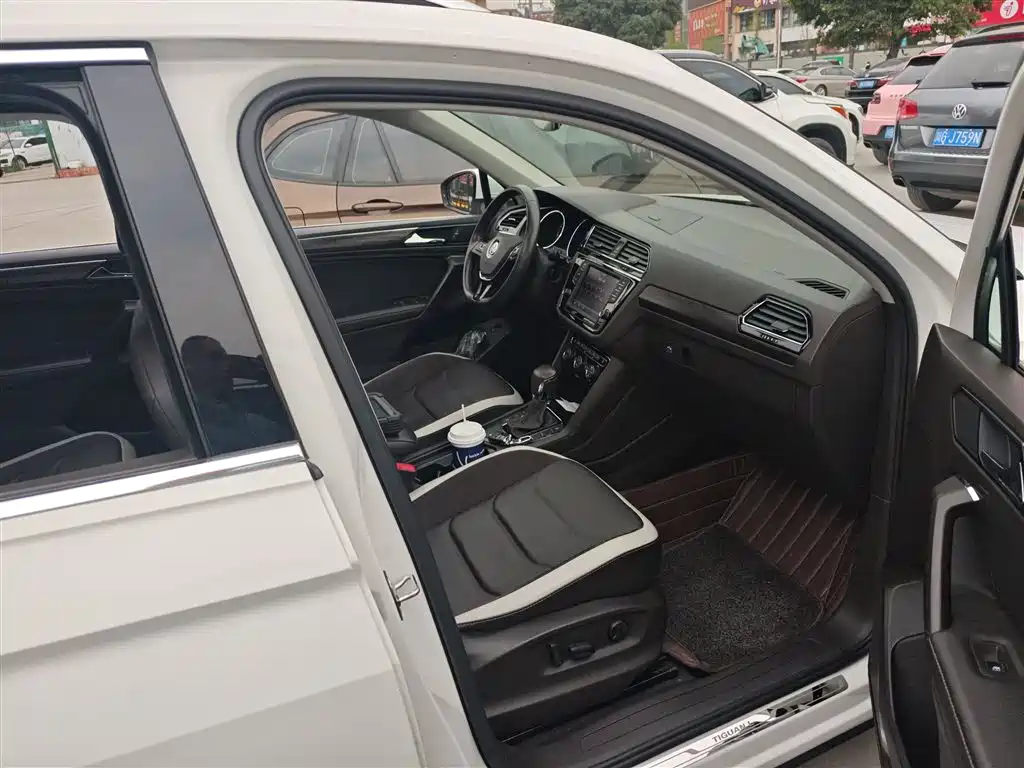 Volkswagen Tiguan L 2018 380TSI Automatic AWD Luxury Edition фото 25