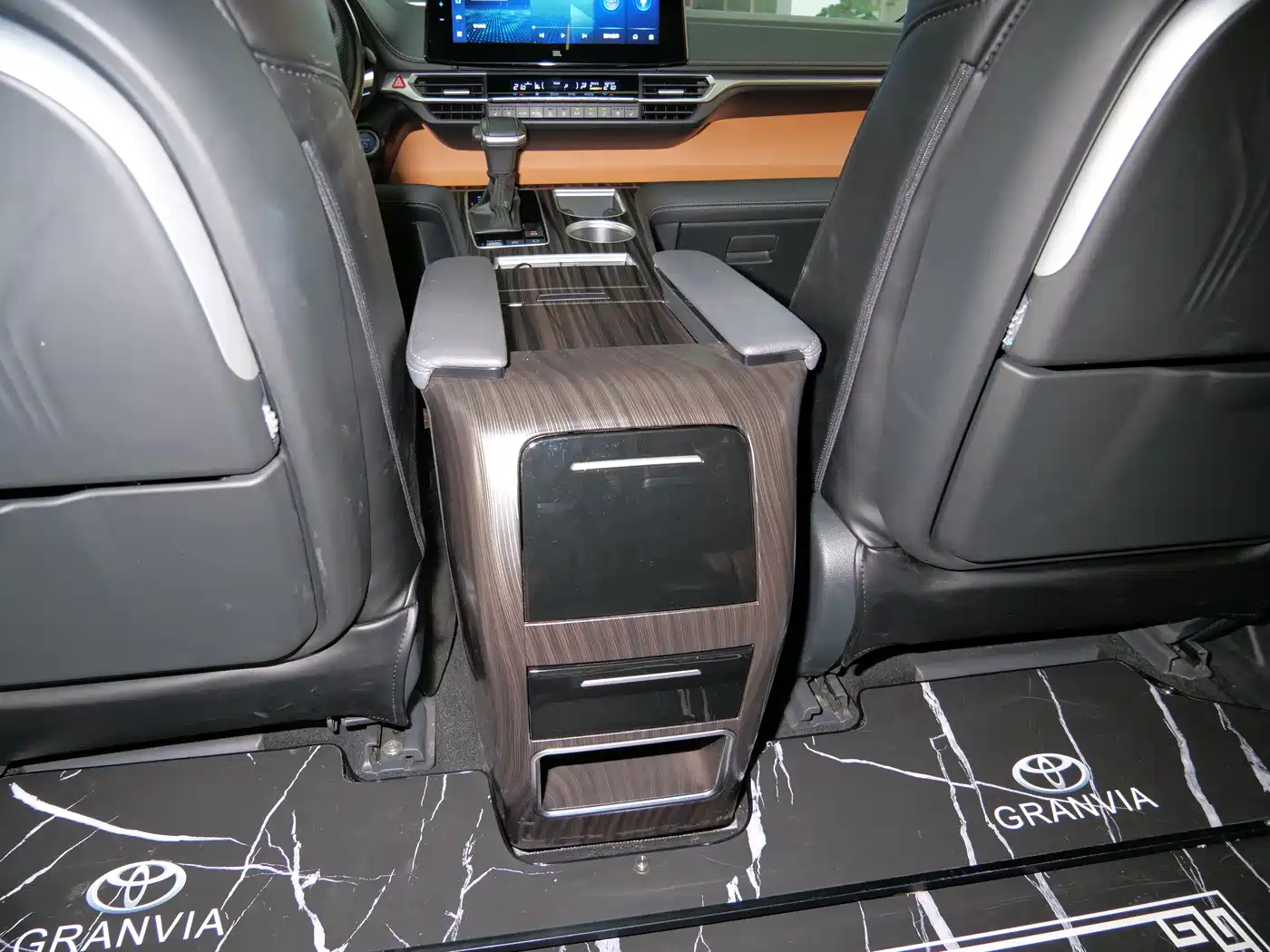 Toyota Granvia 2022 Model Year 2.5L Hybrid Flagship Edition фото 17