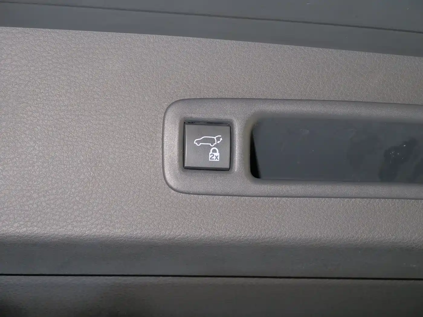 Toyota Granvia 2022 Model Year 2.5L Hybrid Flagship Edition фото 23