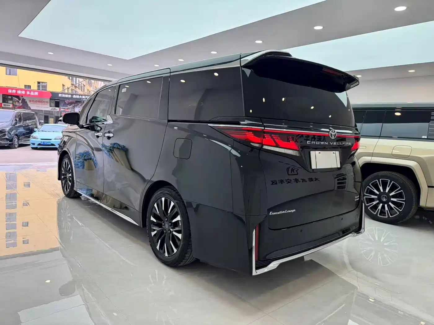 Toyota Vellfire 2024 Crown Hybrid 2.5L Executive Premium Edition фото 8