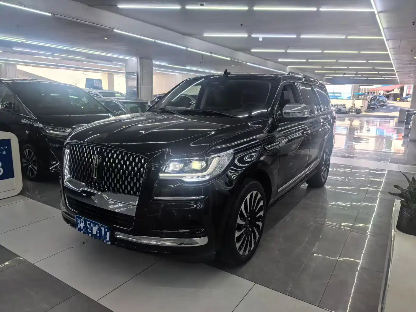 Lincoln Navigator 2022 3.5T Black Gold Presidential Edition