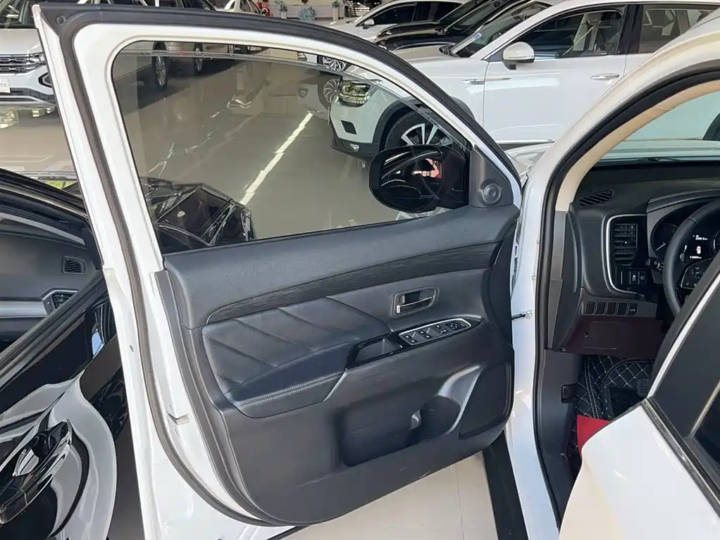 Mitsubishi Outlander 2019 2.4L 4WD Deluxe Edition 5-Seater China VI фото 4