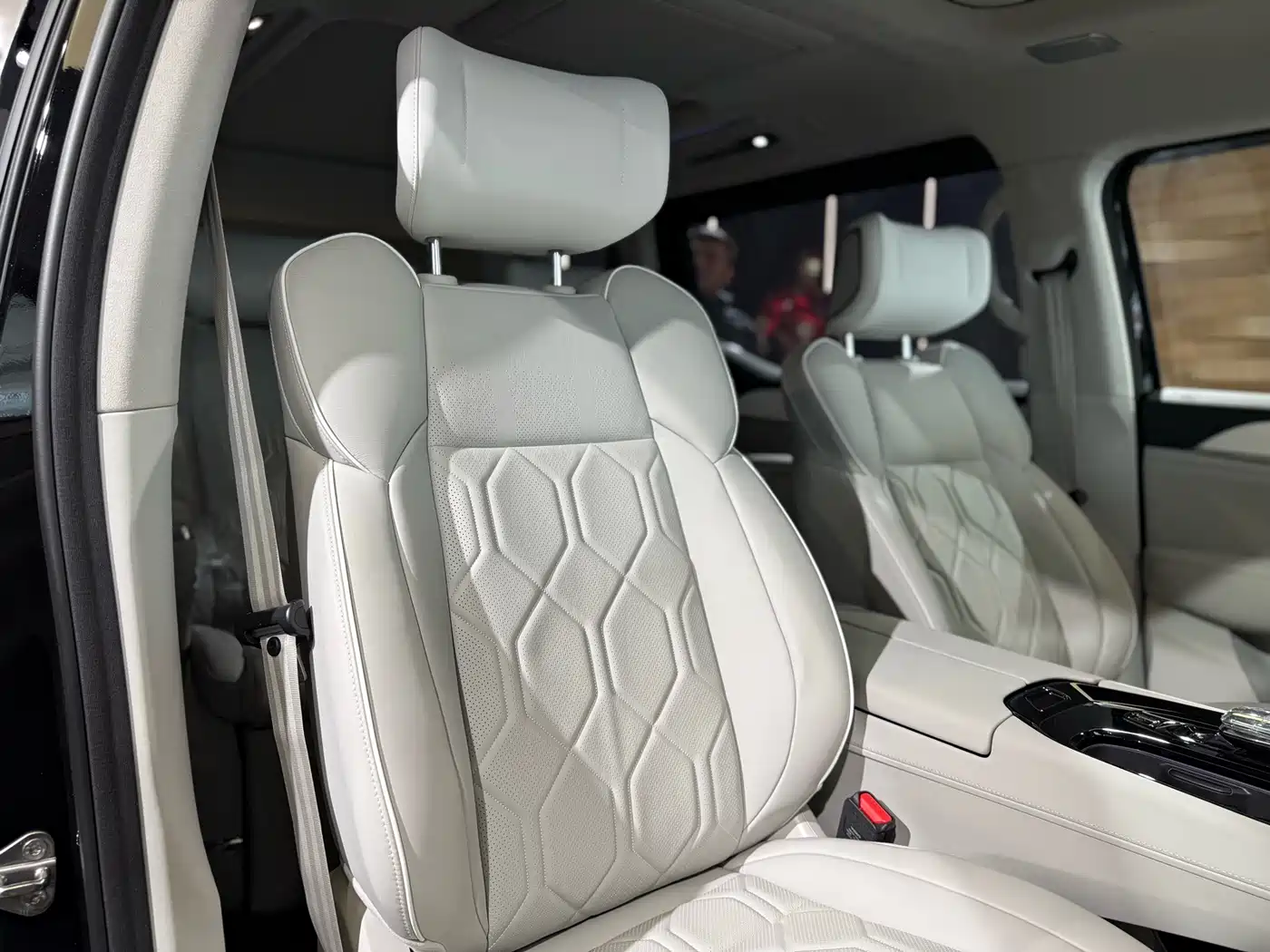 Volvo EM90 2026 2025 Ultra Six-Seater