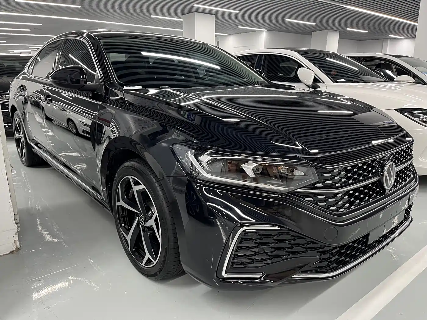 Volkswagen Passat 2025 Outstanding 380TSI Starlight Dragon Soaring Edition фото 3