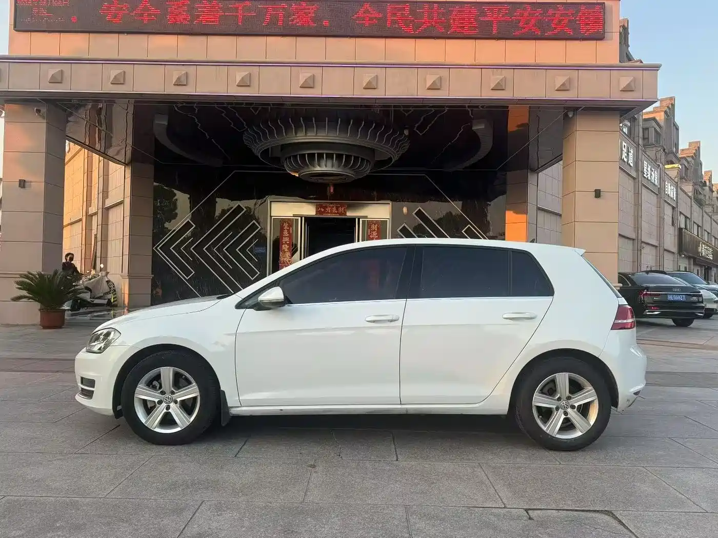 Volkswagen Golf 2016 1.6L Automatic Comfort фото 3