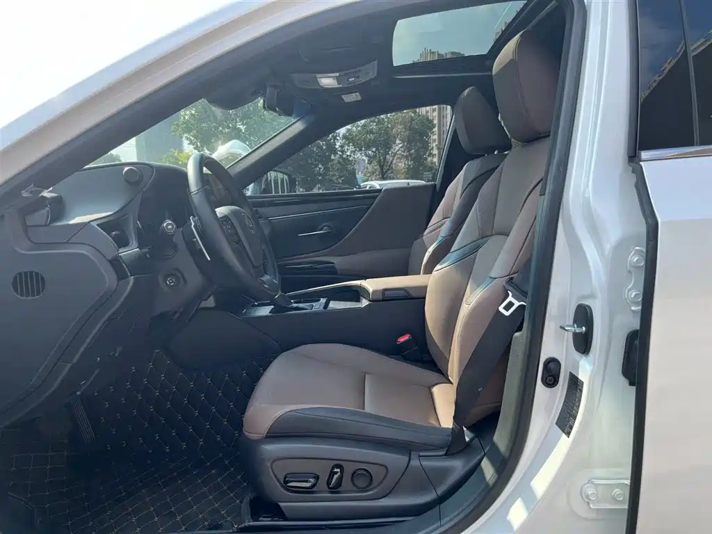 Lexus ES 2022 200 Excellence Edition фото 11