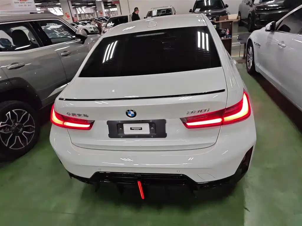 BMW 3 Series 2023 330i M Sport Shadow Edition фото 4