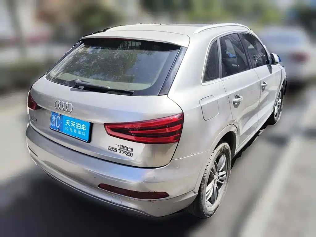 Photo 2 - Audi Q3