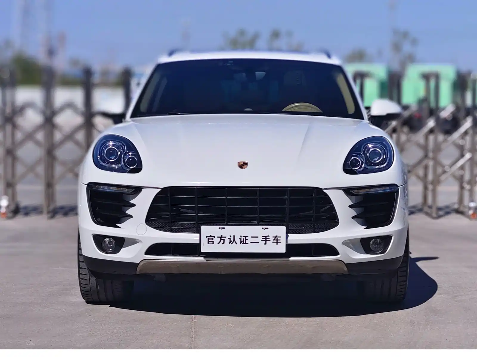 Photo 2 - Porsche Macan