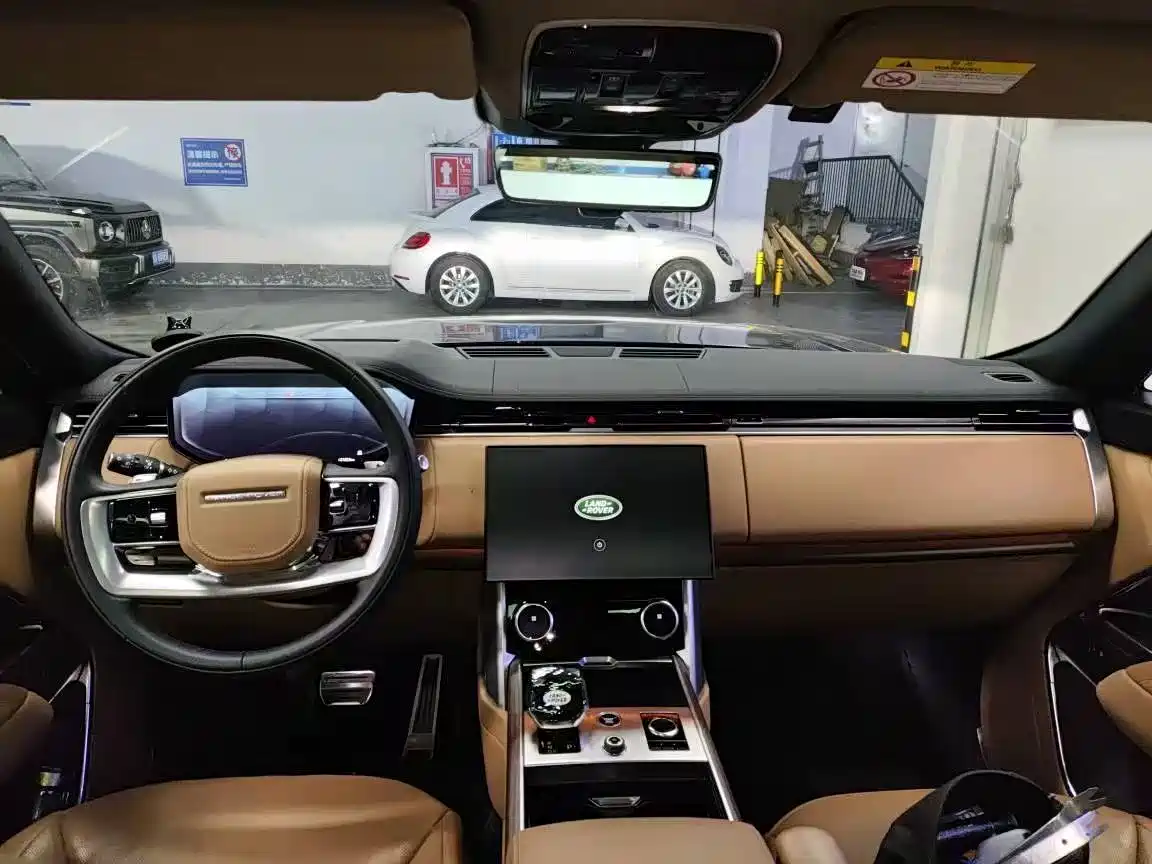 Land Rover Range Rover 2023 3.0 L6 400PS Golden Age 7-Seater Long Wheelbase фото 7