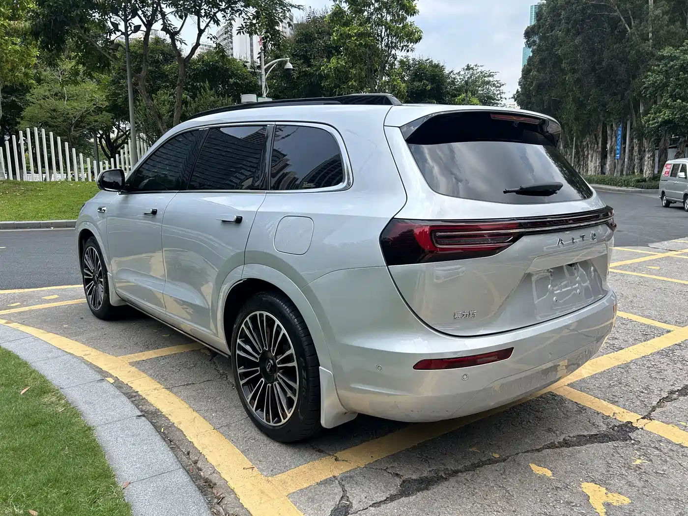 AITO Wenjie AITO M7 2024 1.5T Smart Drive RWD Ultra 6-seater фото 4
