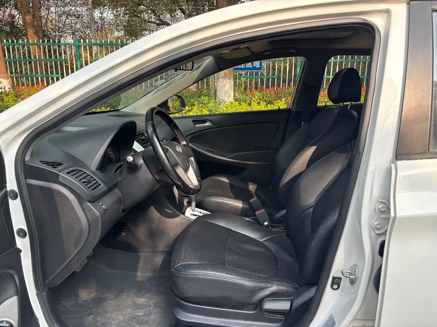 Hyundai Reina 2014 Model 1.4L Automatic GLX фото 9
