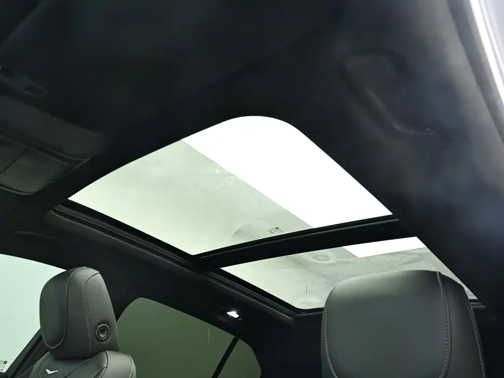 Photo 12 - Cadillac XT4