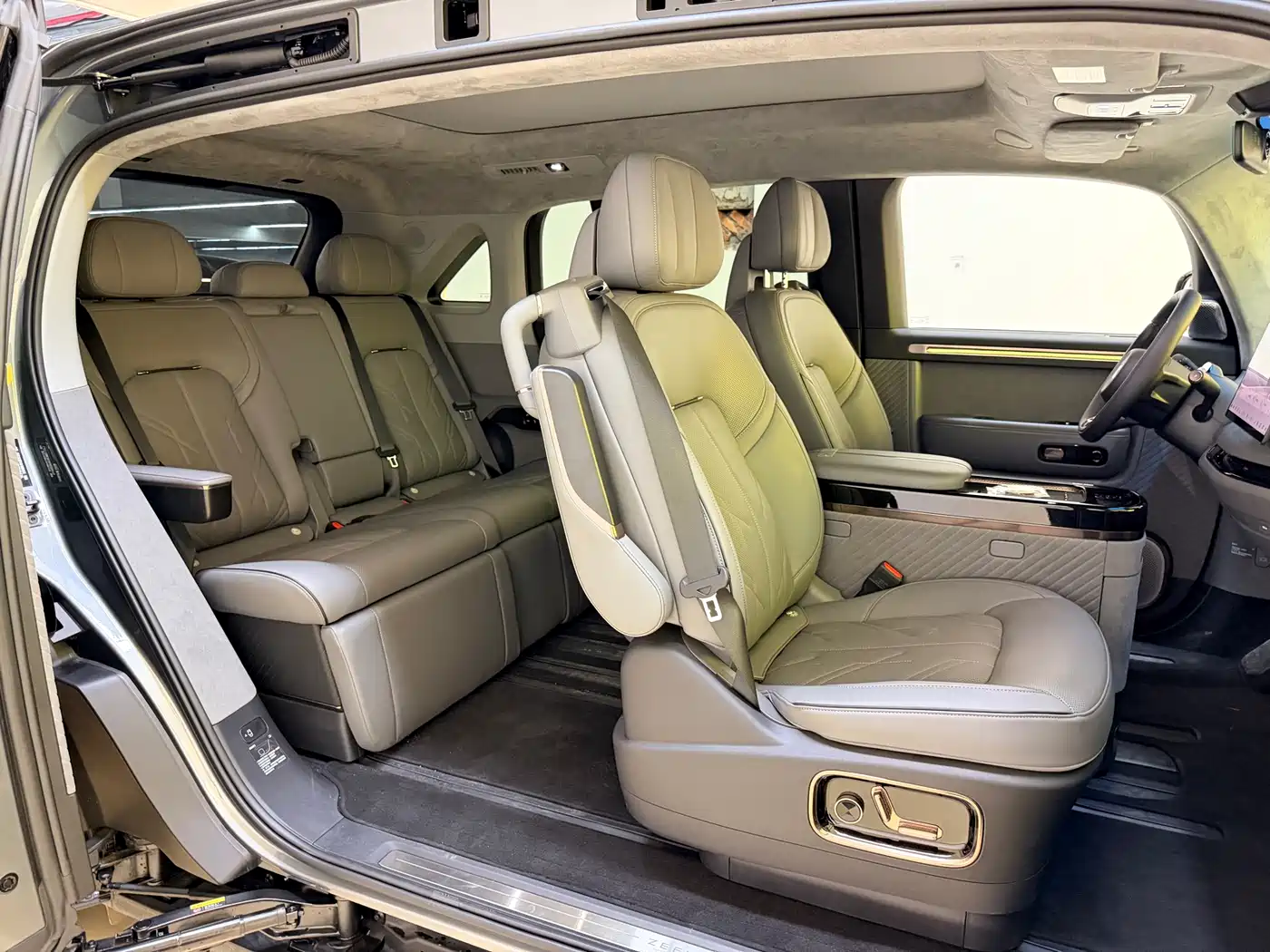 Zeekr MIX 2025 Long Range Intelligent Driving Edition фото 18