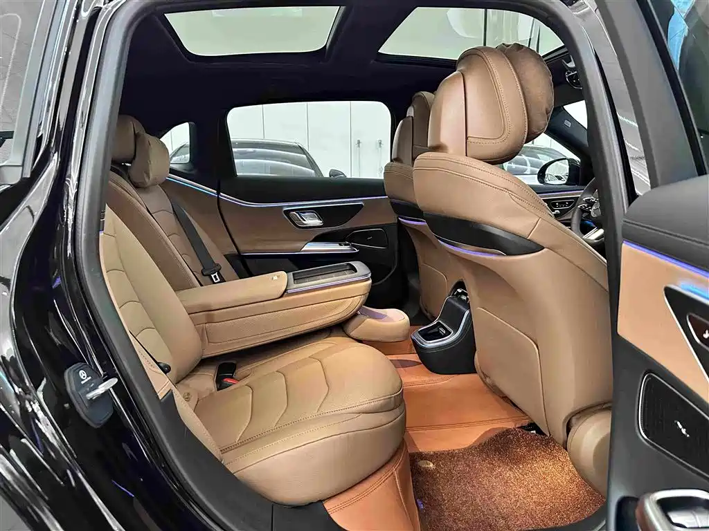 Фото 30 - Mercedes-Benz E-Class