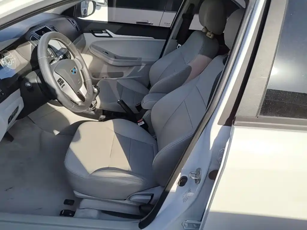 Фото 15 - Geely Vision