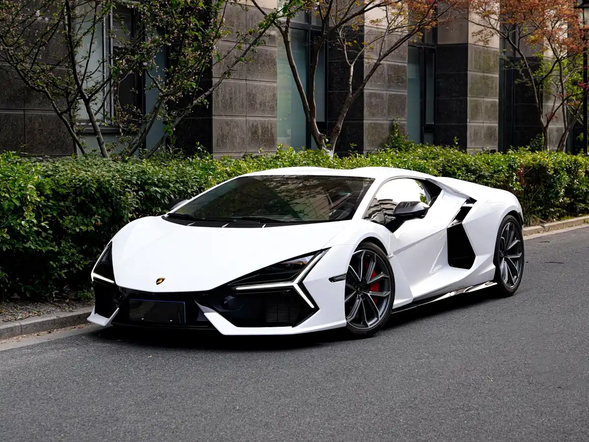 LAMBORGHINI REVUELTO