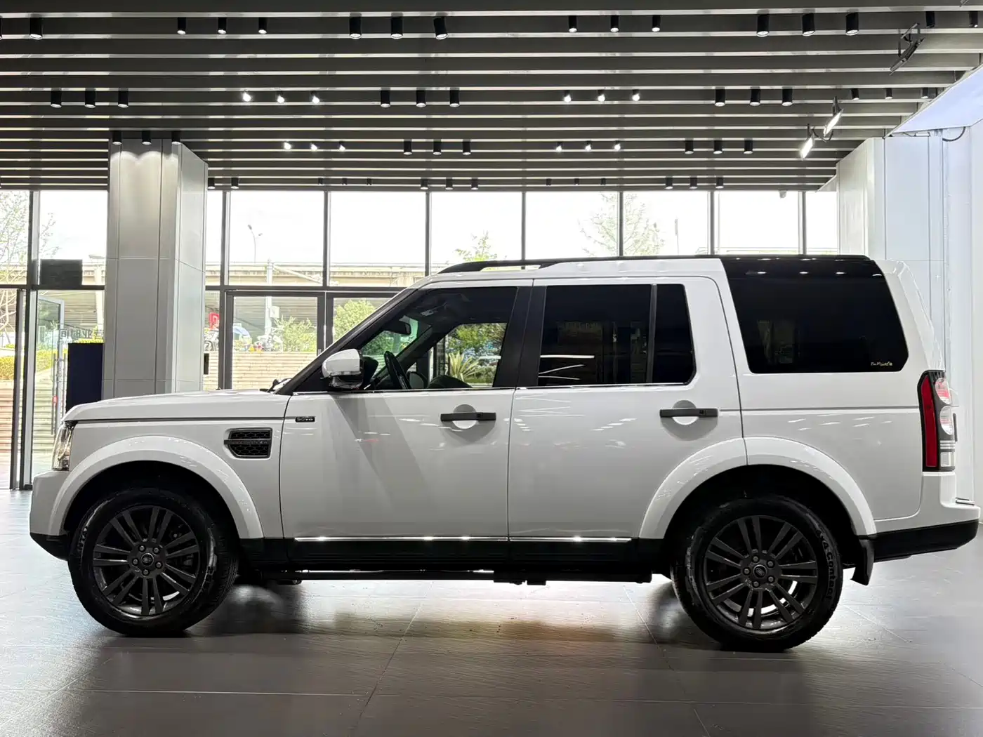 Land Rover Discovery 2015 3.0 SC V6 SE фото 7
