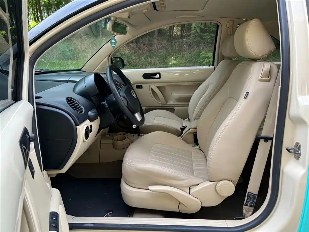 Volkswagen Beetle 2010 Model 2.0 BlackOrange Comfort Edition фото 12