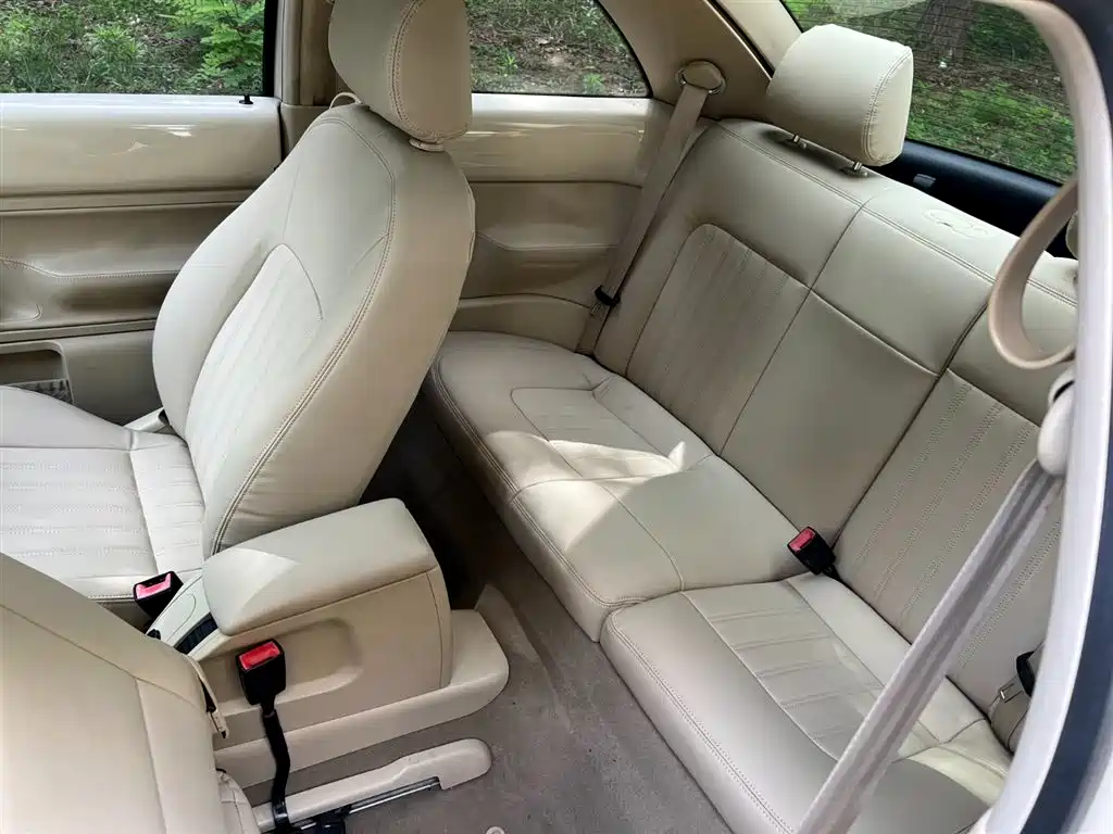 Volkswagen Beetle 2010 Model 2.0 BlackOrange Comfort Edition фото 14