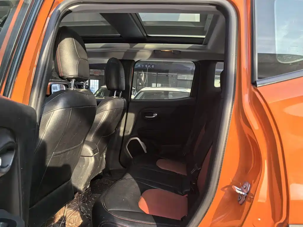 Photo 14 - Jeep Renegade