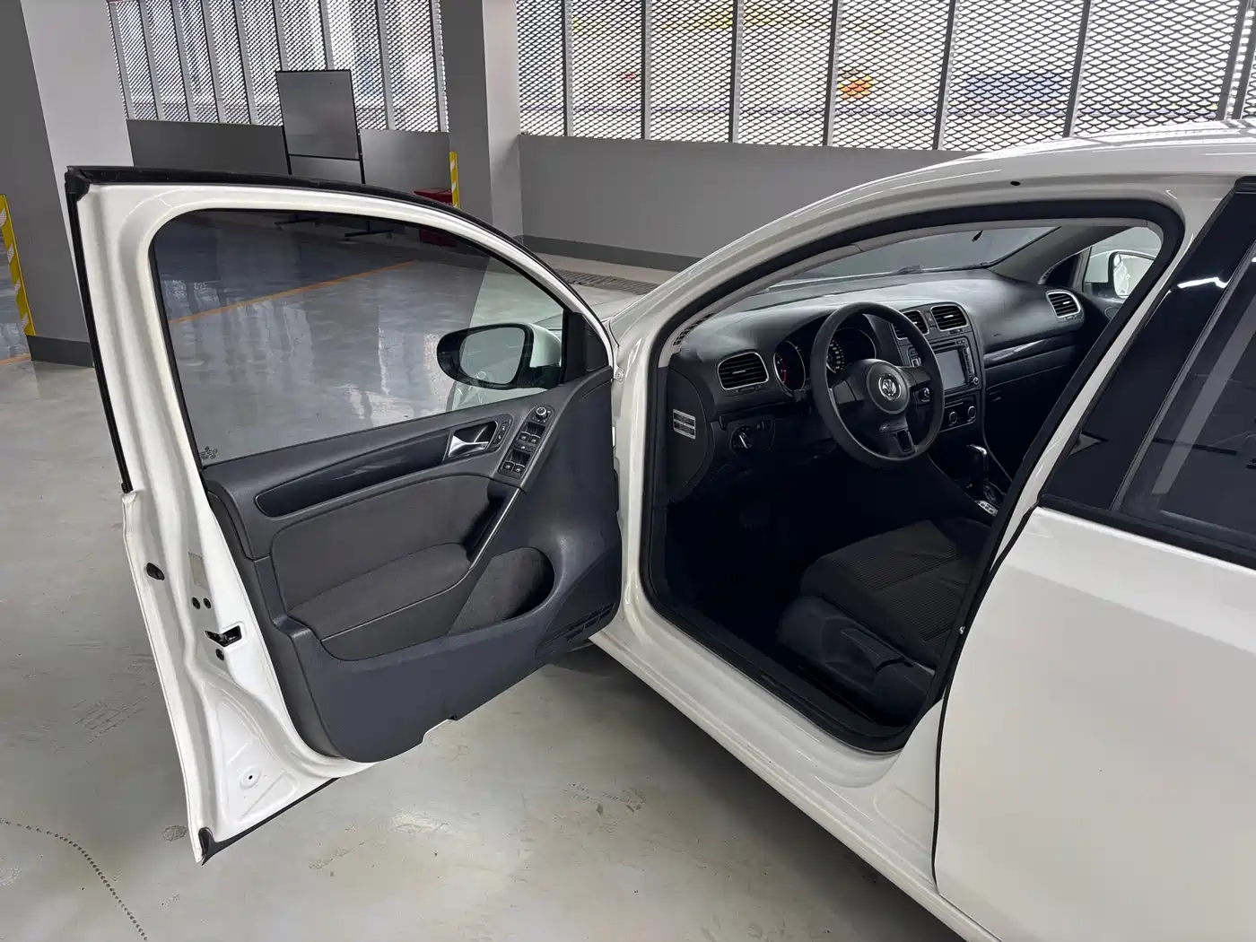 Volkswagen Golf 2011 Model 1.6 Automatic Comfort фото 10