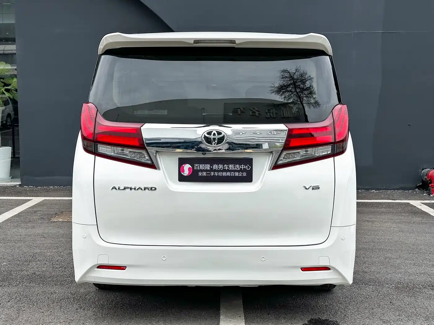 Toyota Alphard 2018 3.5L Luxury фото 2