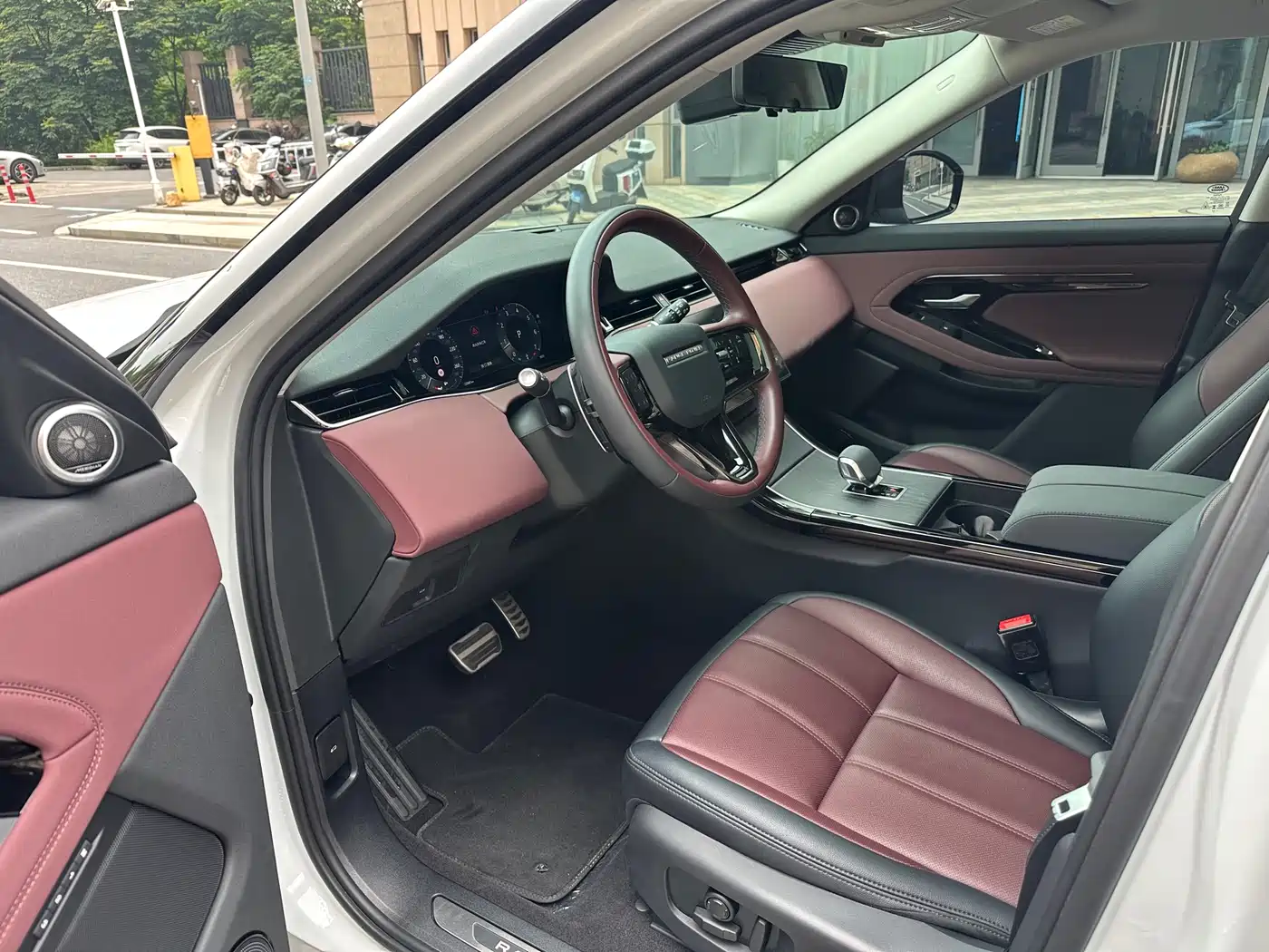 Land Rover Range Rover Evoque 2024 Range Rover Evoque L 249PS Light Master Edition фото 2
