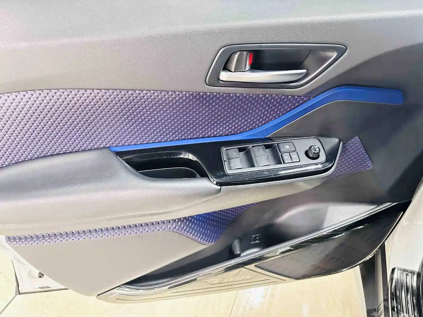 Toyota C-HR EV 2020 Luxury Sunroof Edition фото 17