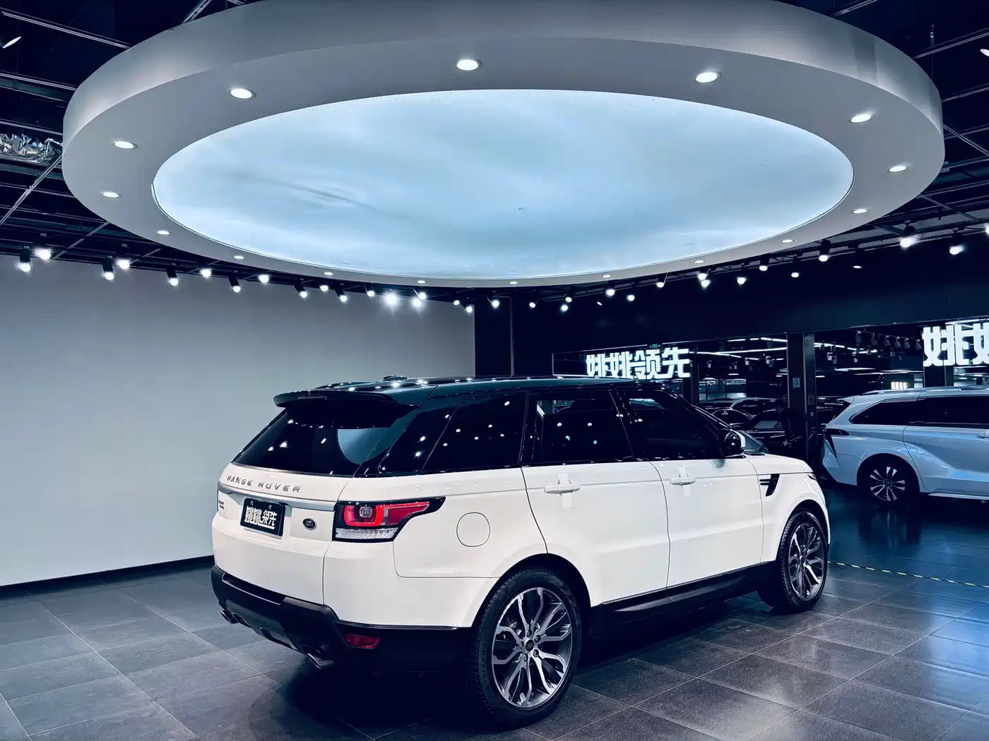 Land Rover Range Rover Sport 2016 Model 3.0 SC V6 SE фото 3