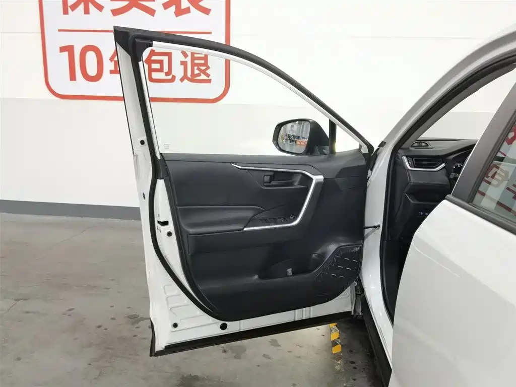 Toyota RAV4 Rongfang 2022 2.0L CVT 2WD Urban Edition фото 8