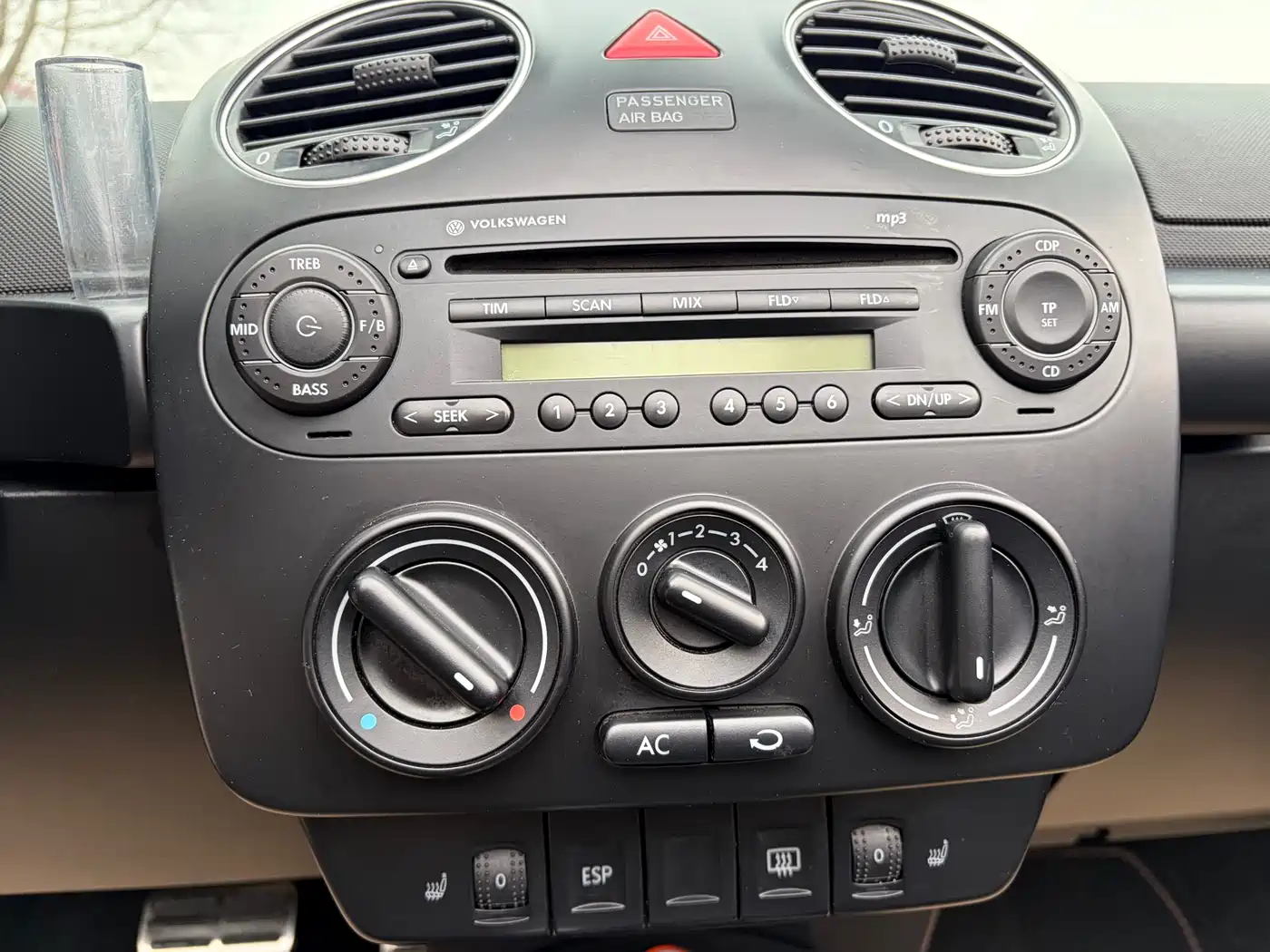 Volkswagen Beetle 2010 Model 2.0 BlackOrange Convertible Luxury Edition фото 19