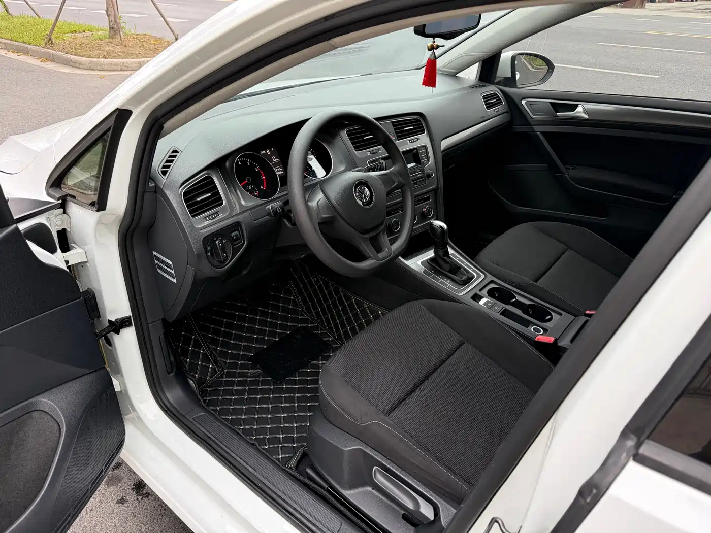 Volkswagen Golf 2014 1.6L Automatic Fashion Edition фото 11