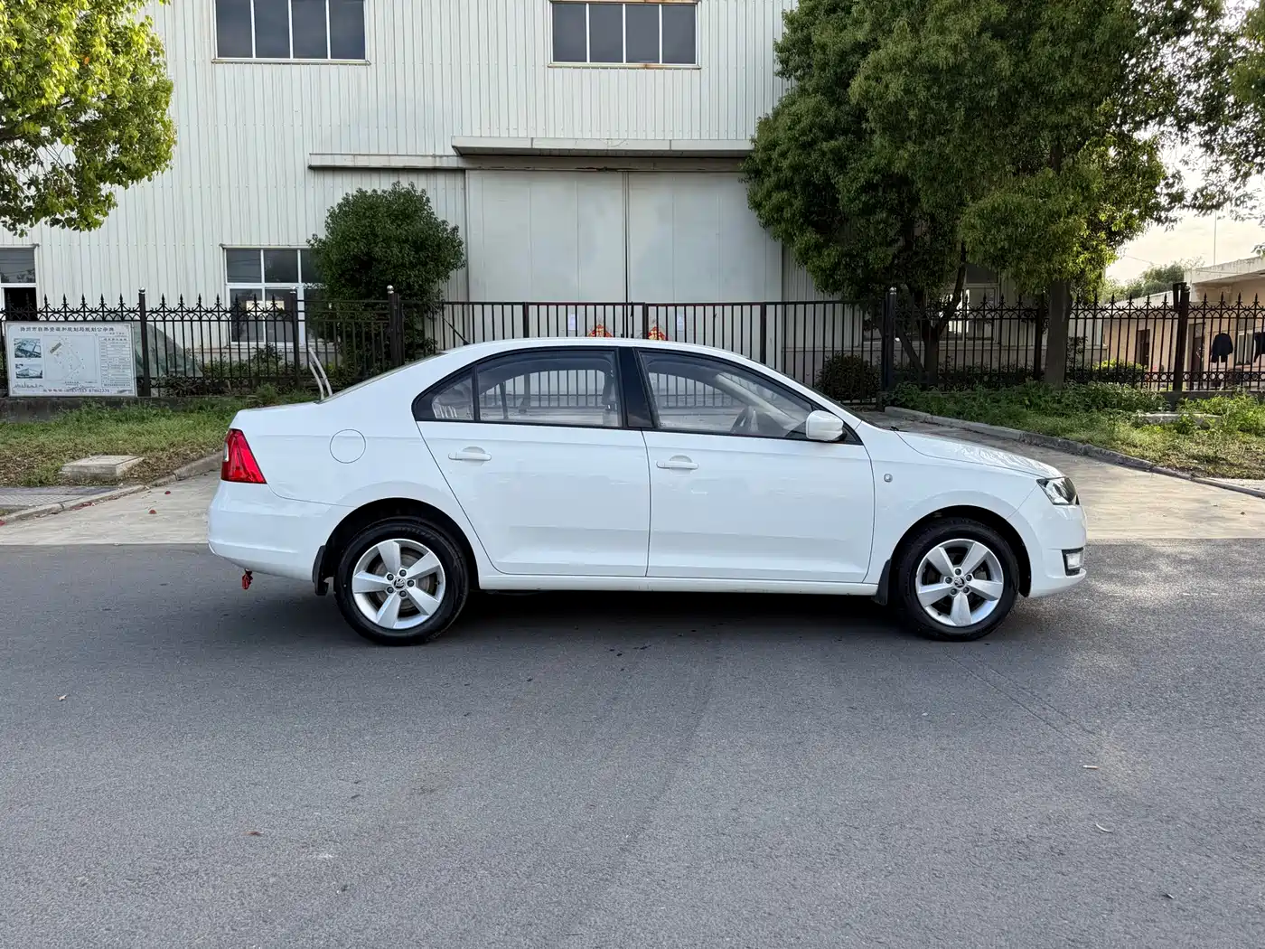 Škoda Rapid 2016 1.6L Automatic Pioneer Edition фото 4