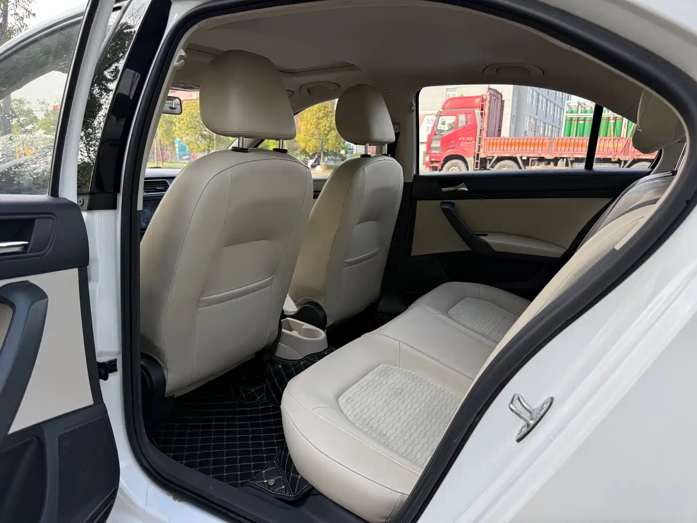 Škoda Rapid 2016 1.6L Automatic Pioneer Edition фото 8