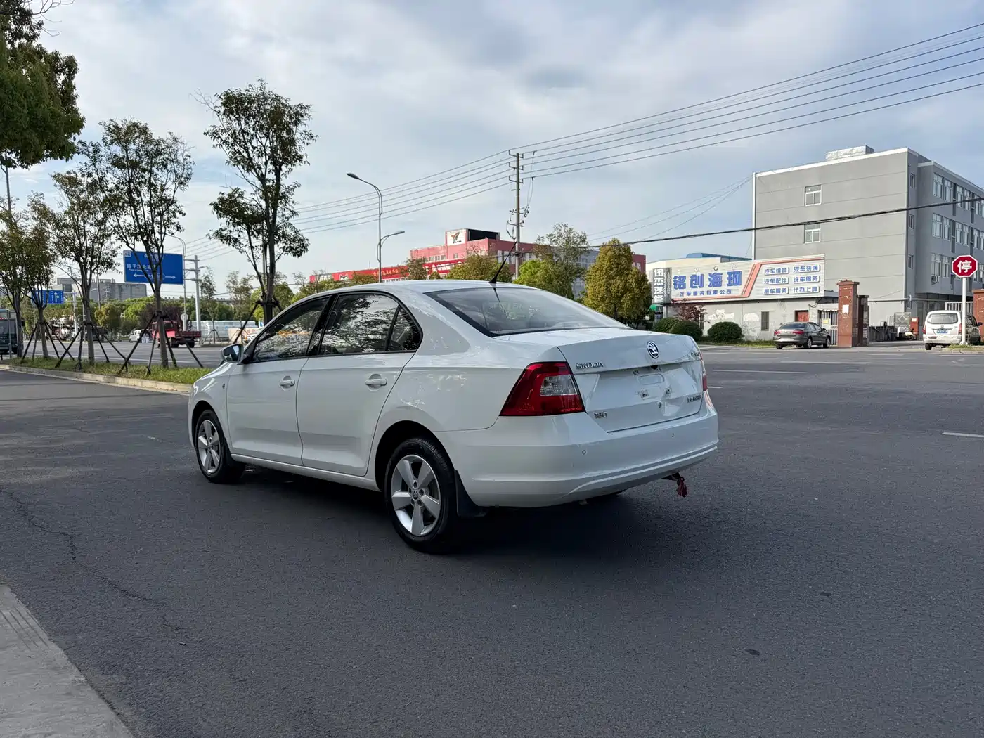 Škoda Rapid 2016 1.6L Automatic Pioneer Edition фото 7