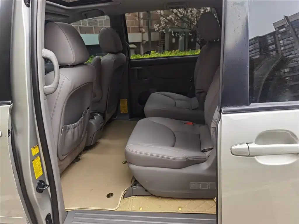 Toyota Sienna фото 16
