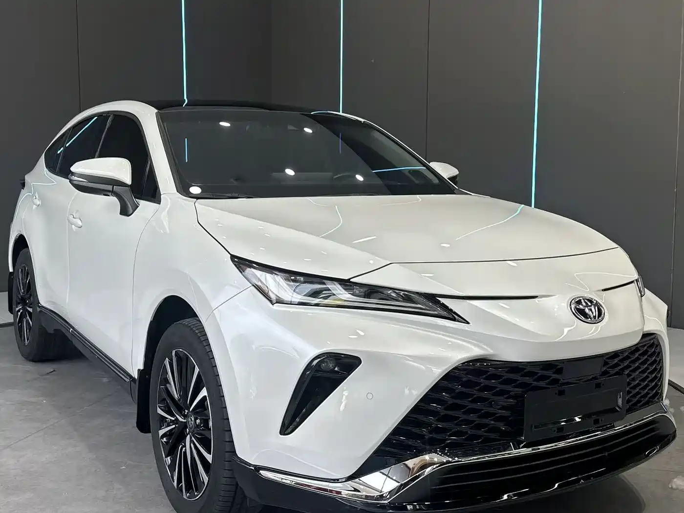 Toyota Venza 2023 2.0L CVT FWD Premium фото 3