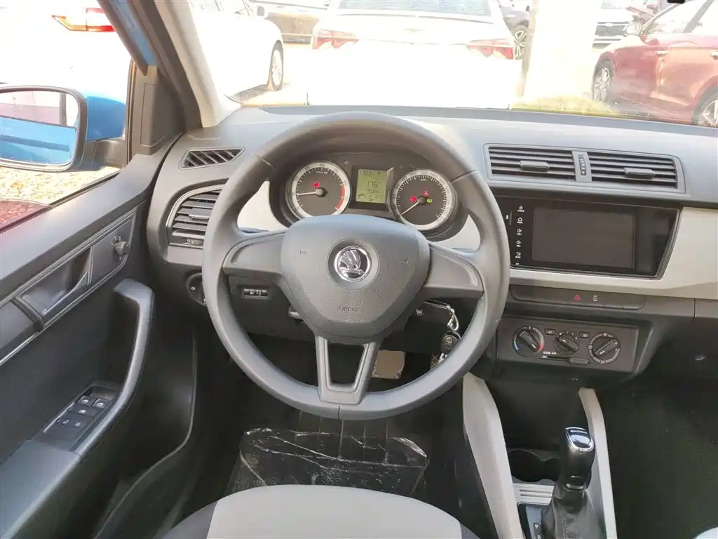 Škoda Fabia 2016 1.4L Automatic Car Enjoy Edition фото 7