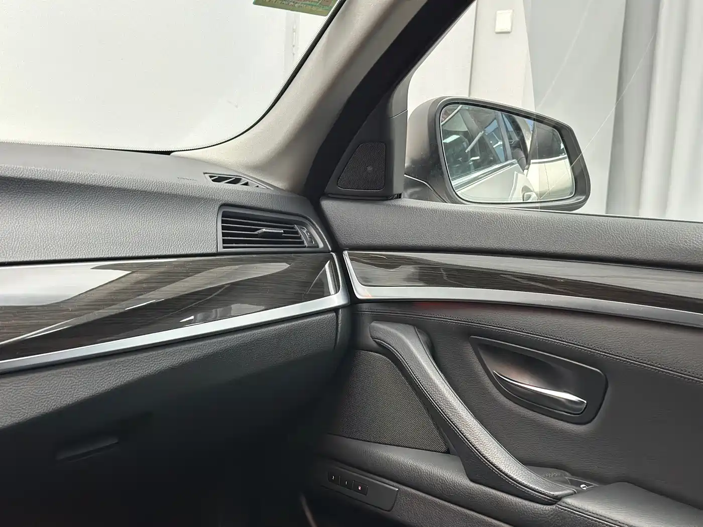 BMW 5 Series 2011 535Li Luxury фото 42