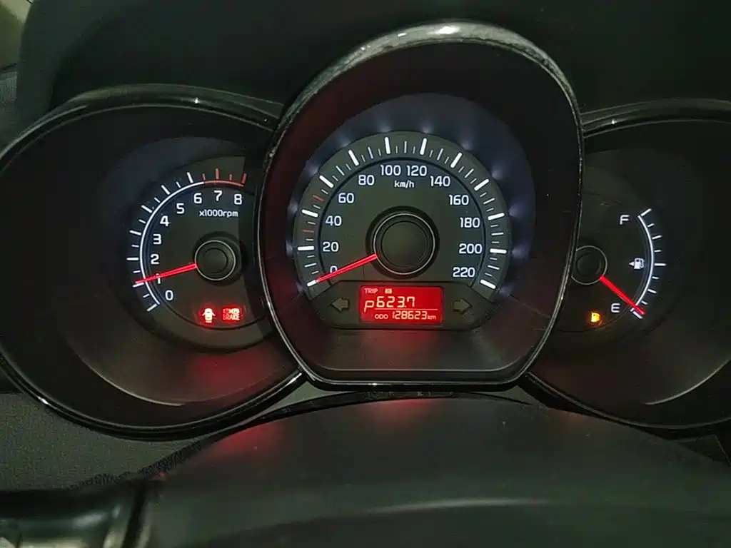 Kia K2 2012 Hatchback 1.4L AT GLS Commemorative Edition фото 12