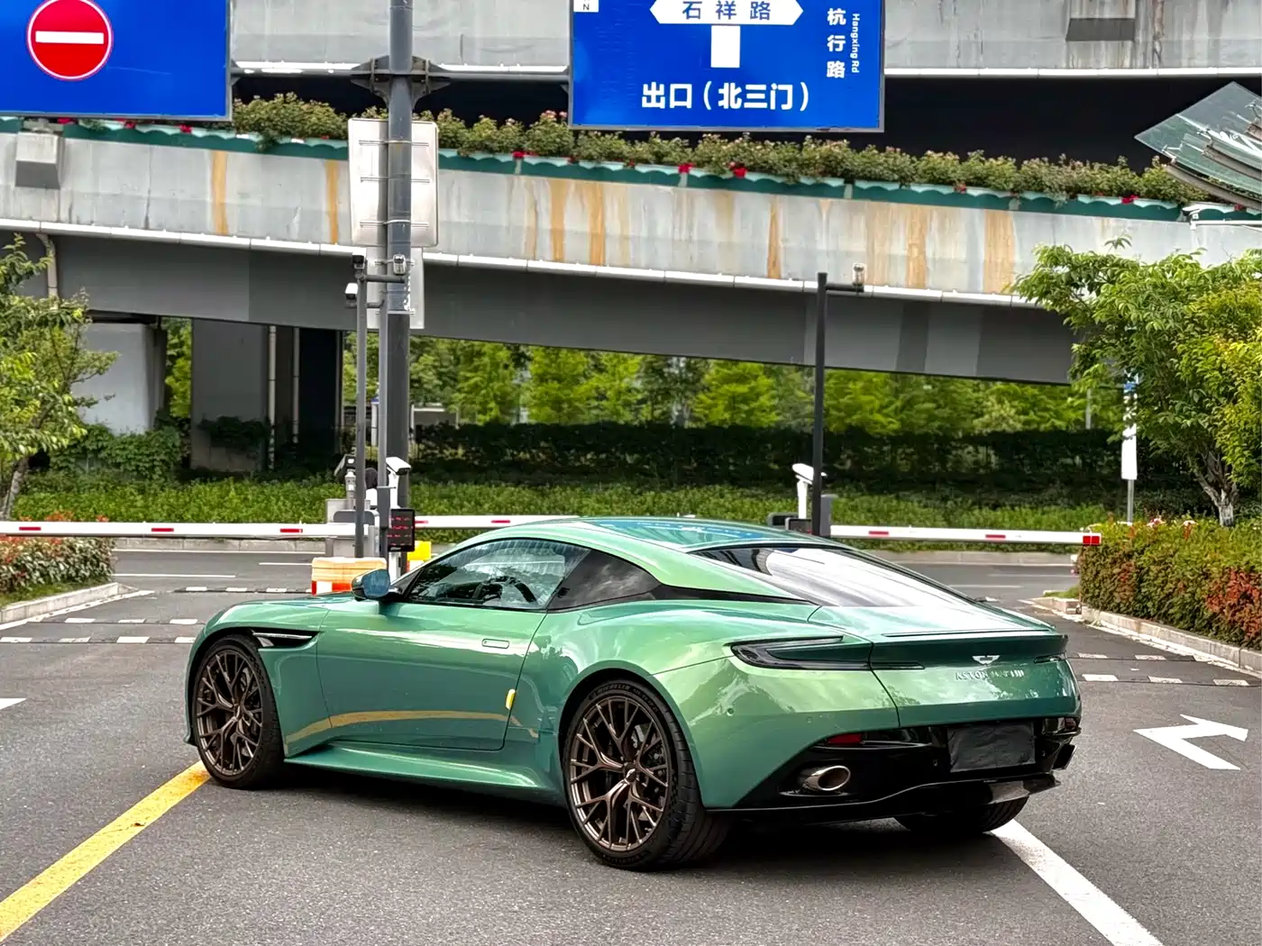 Aston Martin DB12 2023 4.0T V8 Coupe фото 9