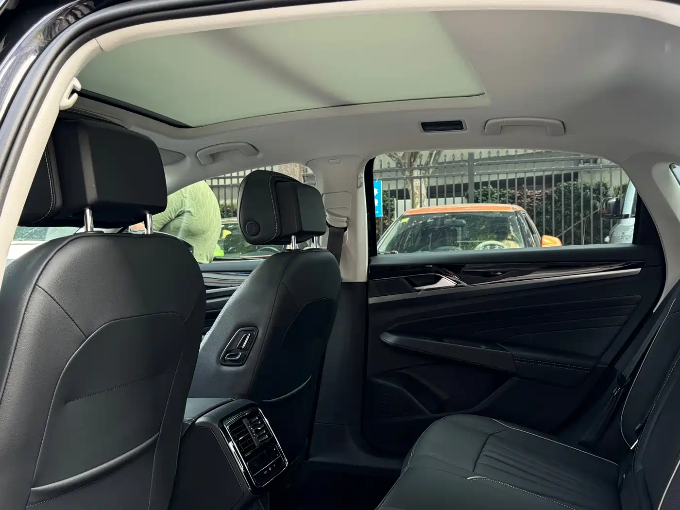 Volkswagen Passat 2024 330TSI Starlight Elite Edition фото 14