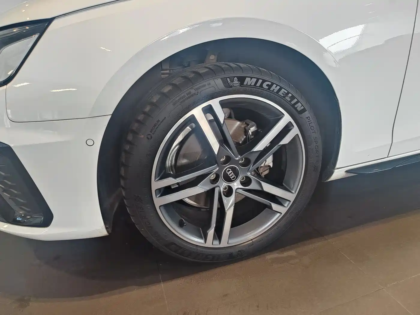 Audi A4L 2023 40 TFSI Luxury Sport фото 10