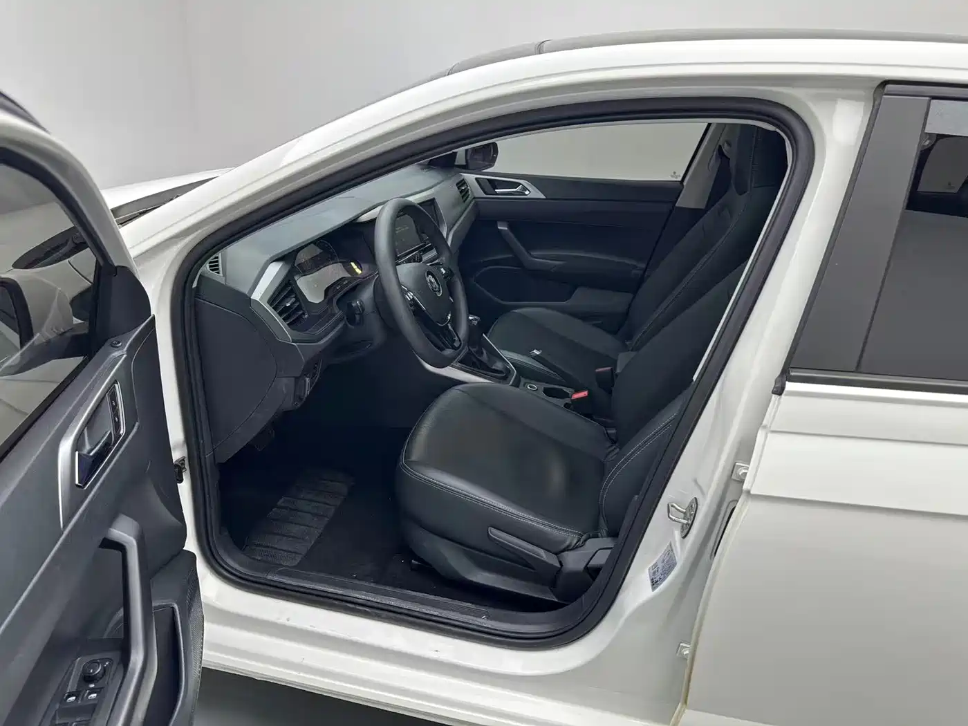 Volkswagen Polo 2019 Plus 1.5L Automatic Panorama Enjoyment Edition фото 5