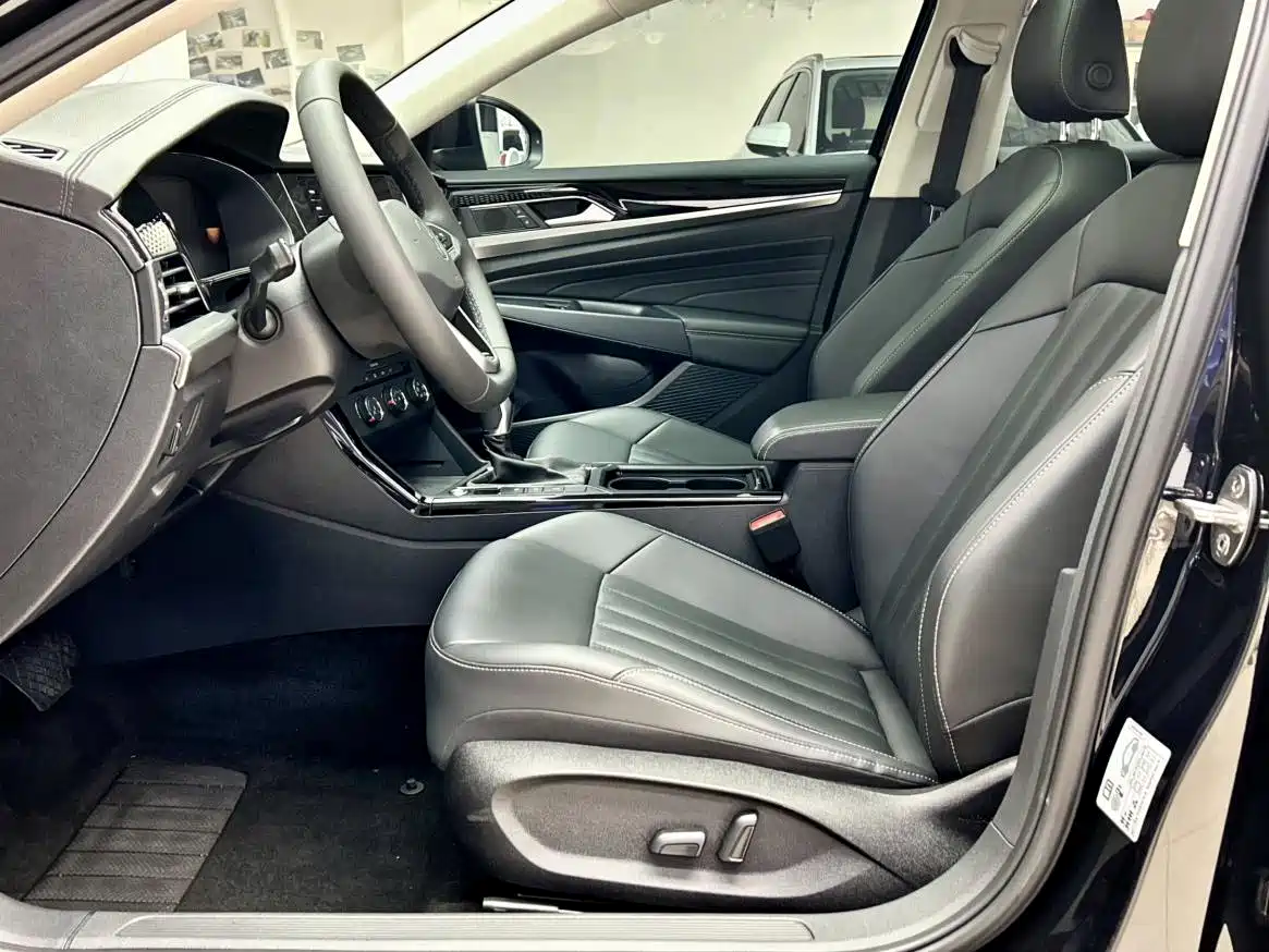 Volkswagen Passat 2022 280TSI Elite Edition фото 9