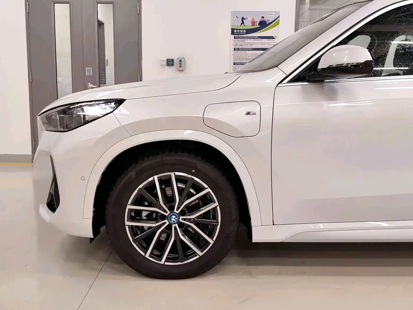 BMW iX1 2023 eDrive25L M Sport Package фото 7