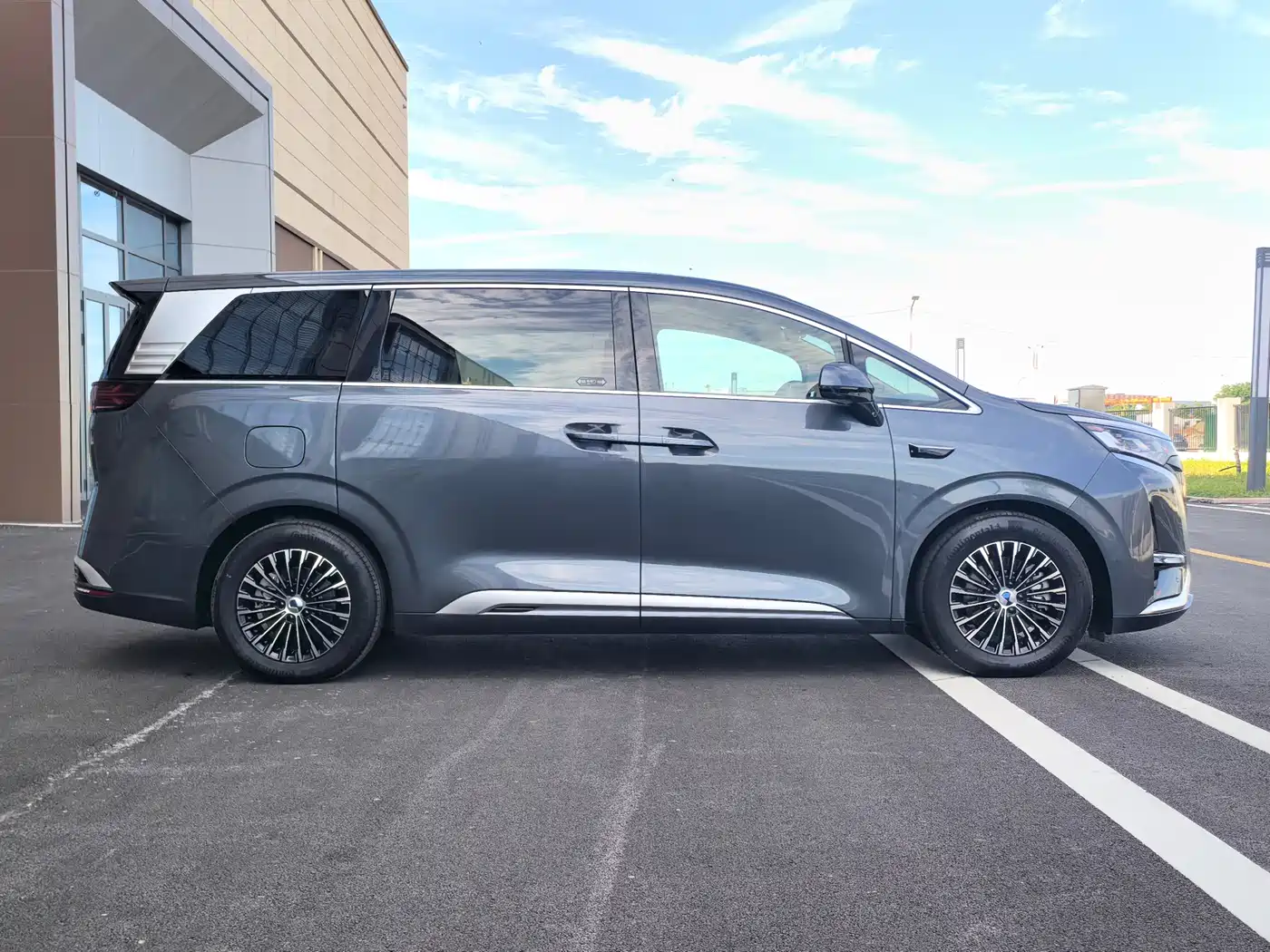 Denza D9 2025 EV Smart Drive Edition 620 Luxury фото 6